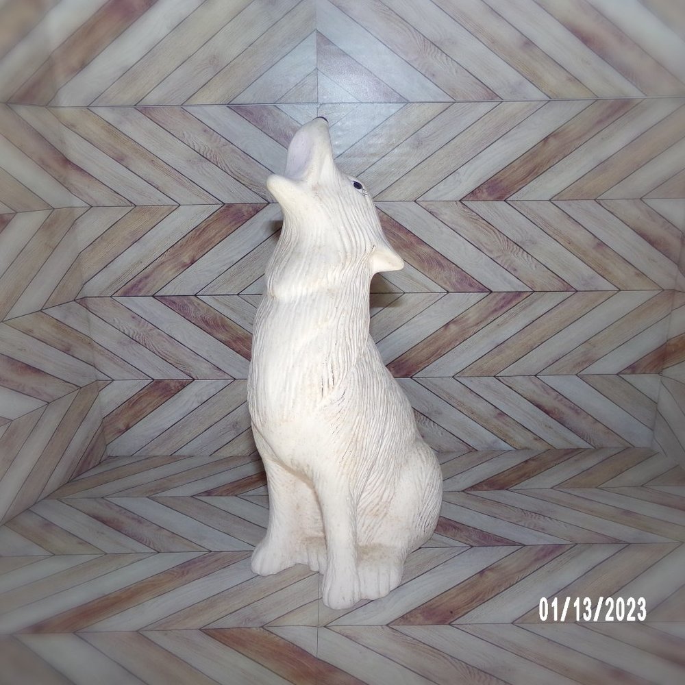 tabletop/ shelf ceramic howling wolf